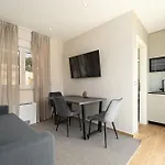 Larum Apartmens Daire Vrsar
